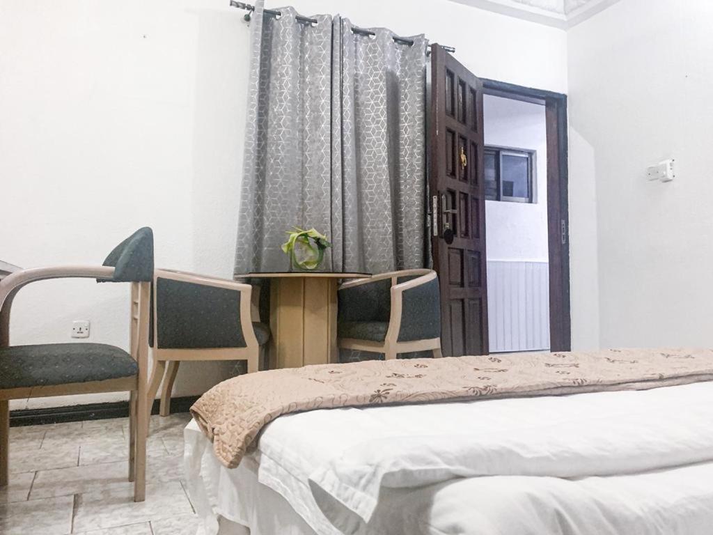 Hill View Hotel West Airport Accra Buitenkant foto