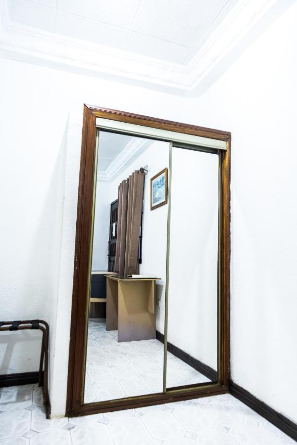 Hill View Hotel West Airport Accra Buitenkant foto