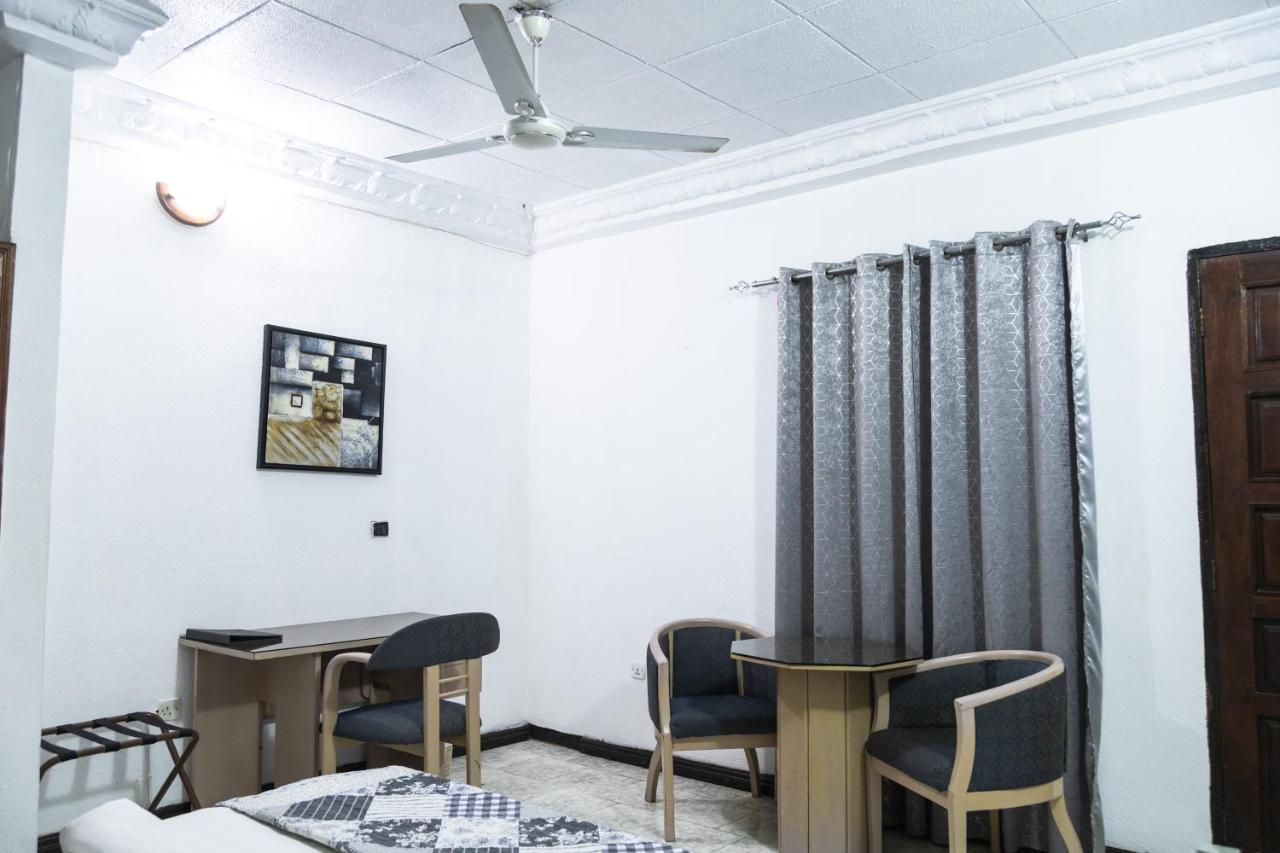 Hill View Hotel West Airport Accra Buitenkant foto