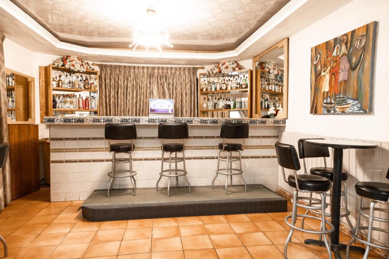 Hill View Hotel West Airport Accra Buitenkant foto