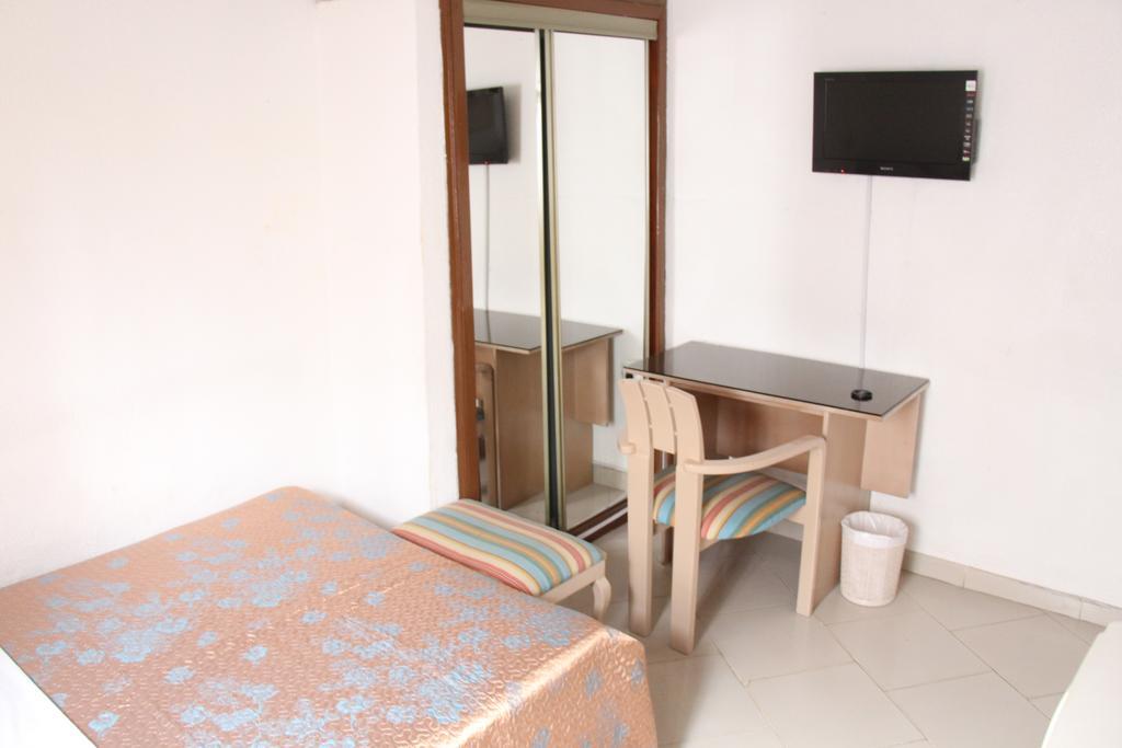 Hill View Hotel West Airport Accra Buitenkant foto