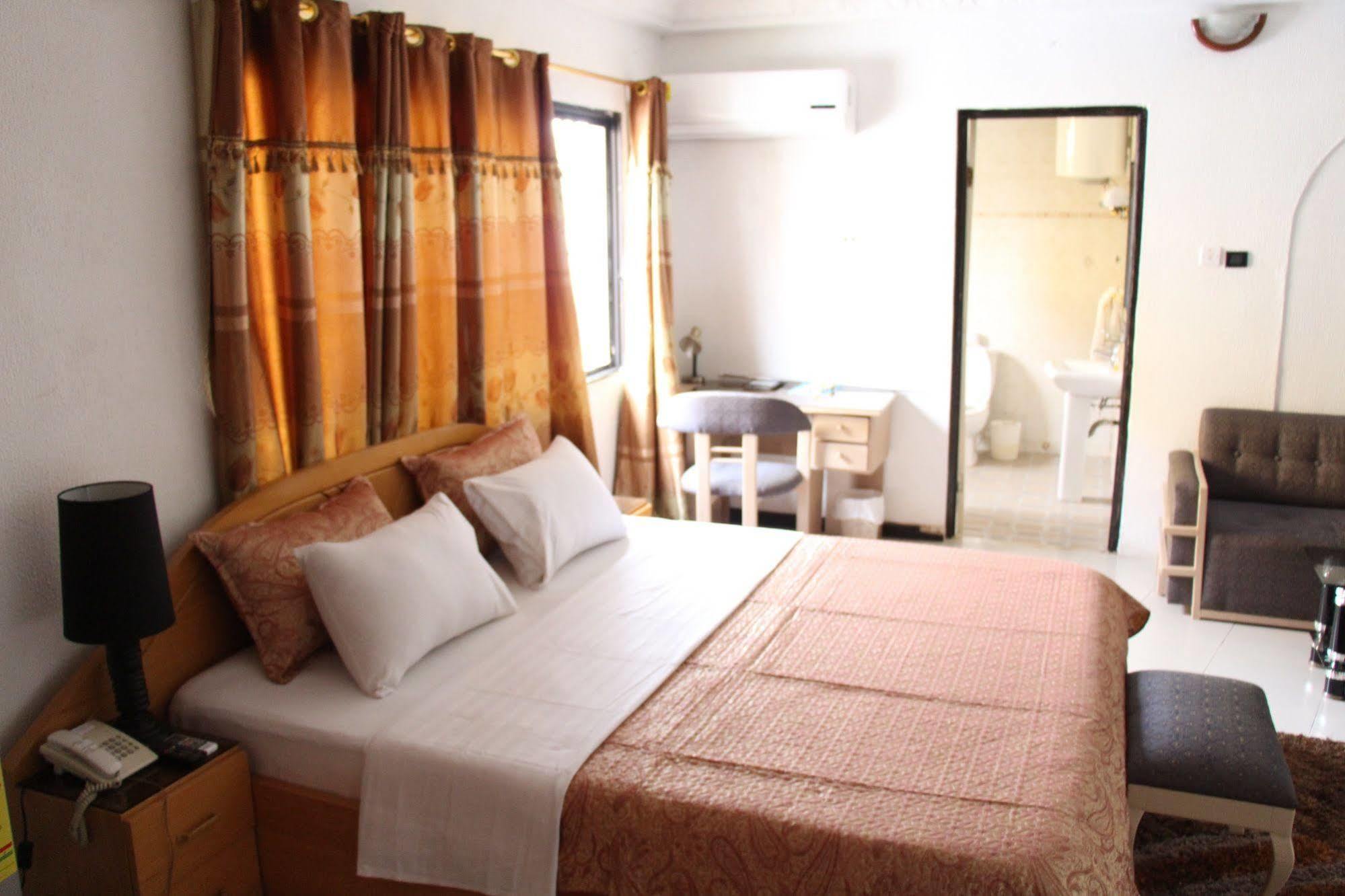 Hill View Hotel West Airport Accra Buitenkant foto